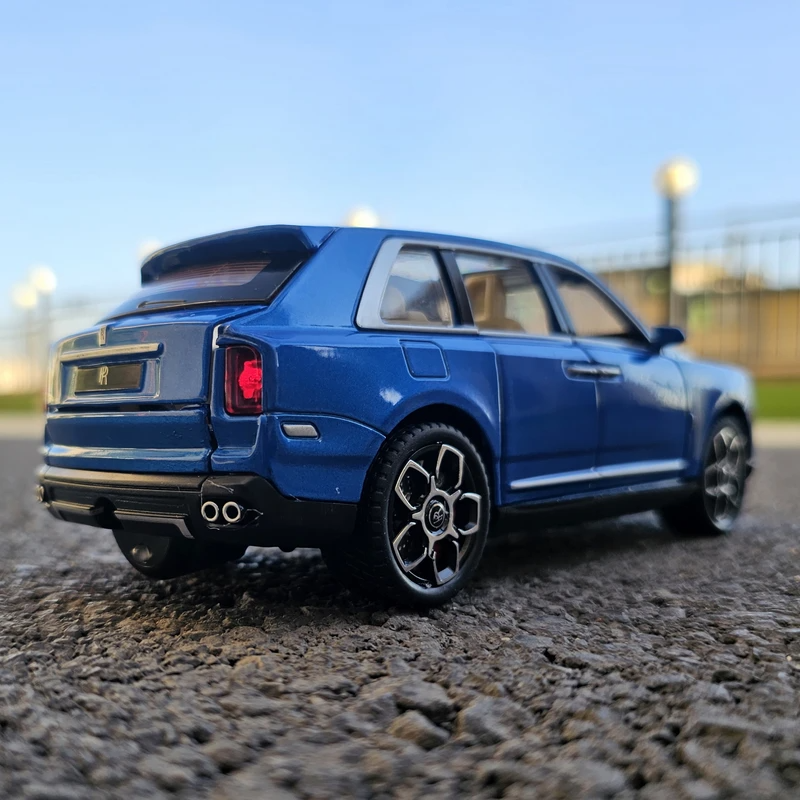  تصویر کالای ماشین بازی مدل Rolls Royce Cullinan دودزا ارایه شده در فروشگاه اینترنتی آیدین توی.https://aidintoy.com/ 