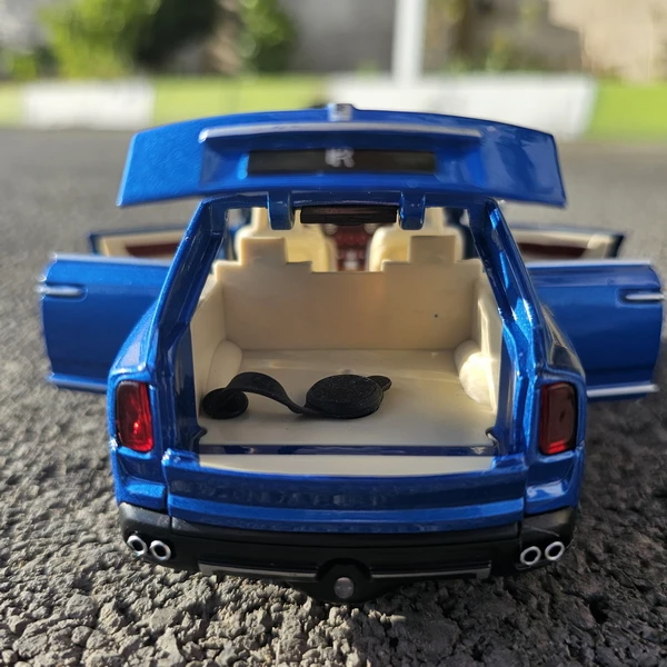  تصویر کالای ماشین بازی مدل Rolls Royce Cullinan دودزا ارایه شده در فروشگاه اینترنتی آیدین توی.https://aidintoy.com/ 