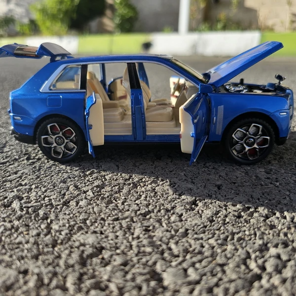  تصویر کالای ماشین بازی مدل Rolls Royce Cullinan دودزا ارایه شده در فروشگاه اینترنتی آیدین توی.https://aidintoy.com/ 