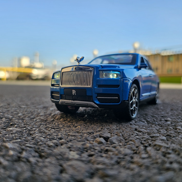  تصویر کالای ماشین بازی مدل Rolls Royce Cullinan دودزا ارایه شده در فروشگاه اینترنتی آیدین توی.https://aidintoy.com/ 