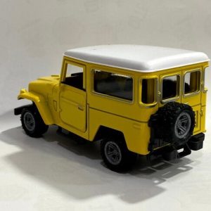 ماشین بازی مدل تویوتا لندکروز FJ40 کد 004