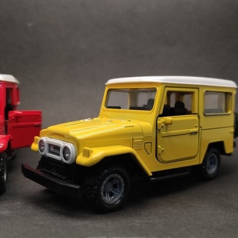 ماشین بازی مدل تویوتا لندکروز FJ40 کد 004