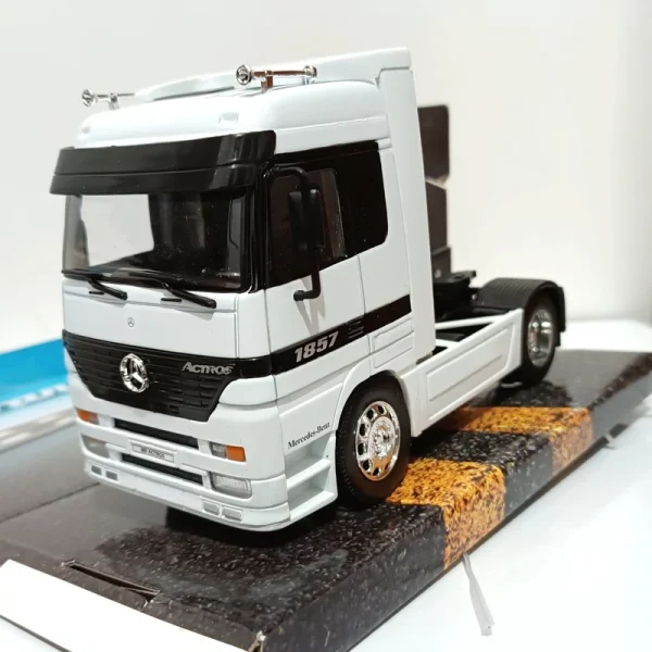 ماشین بازی وِلی مدل Mercedes Benz Actros کد 0254