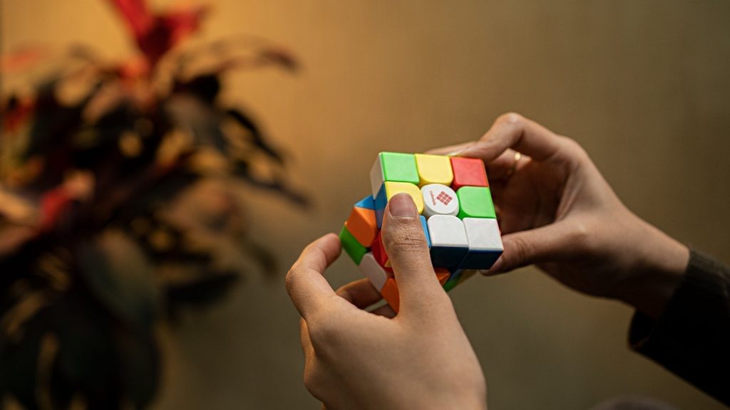 آموزش حل مکعب روبیک؛ آموزش زبان حرکات و ۷ مرحله اصلی