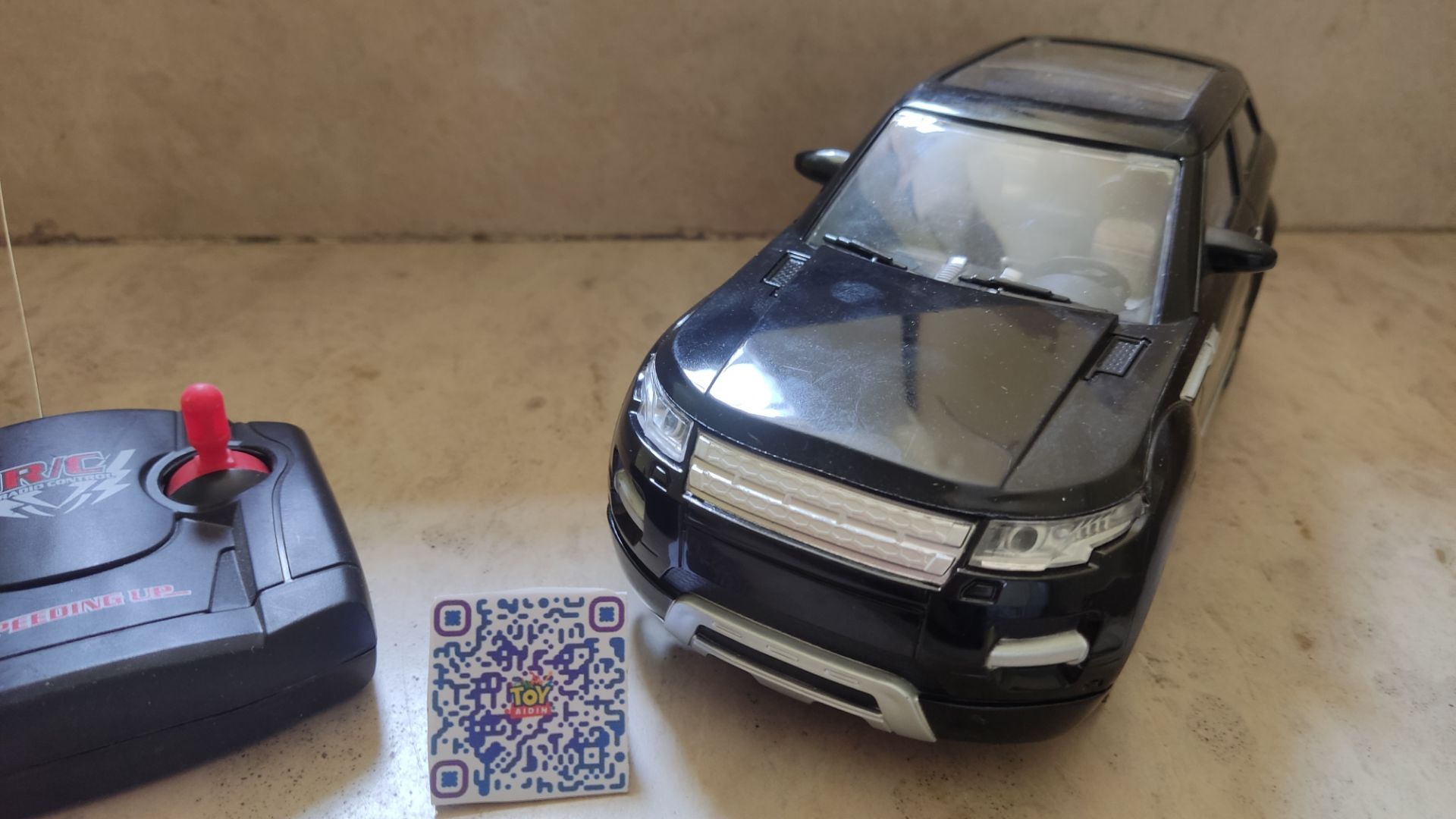 اسباب بازی ماشین کنترلی لندرور مدل famous Car با ریموت-  رنگ مشکی